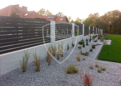 Ogrodzenie z betonu architektonicznego z nowoczesnymi przęsłami z aluminium Jastrzebie Zdrój, woj. Śląskie