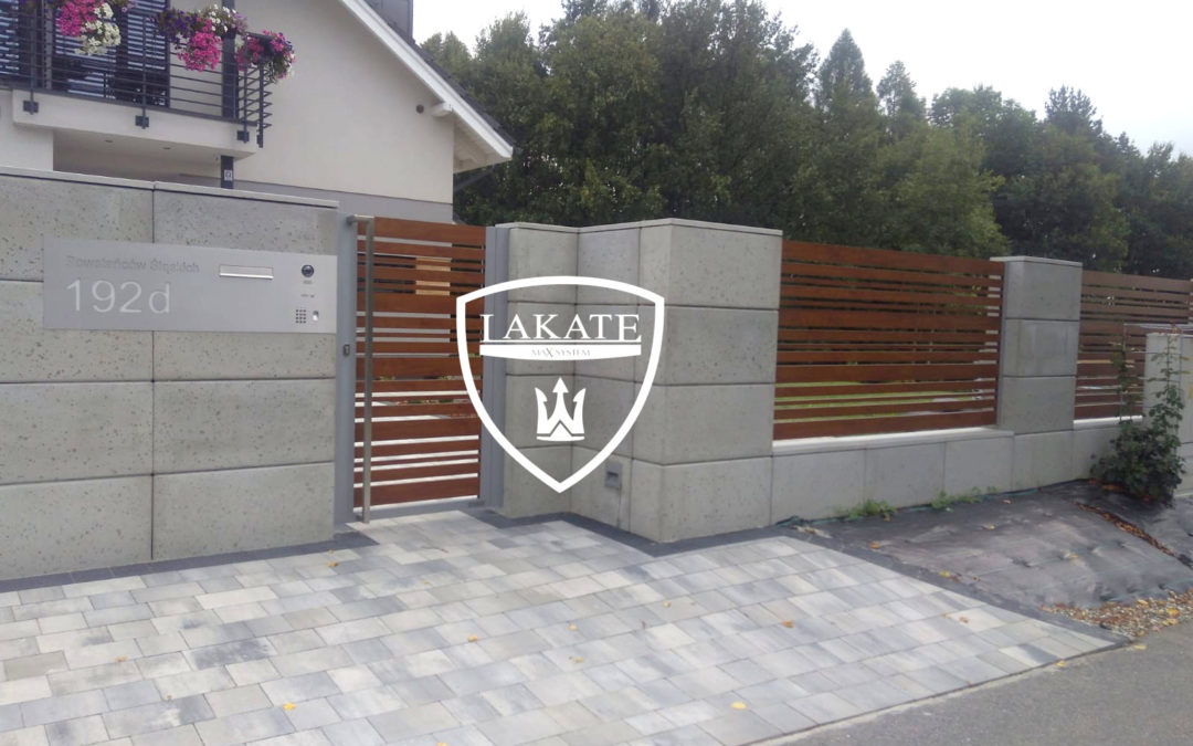 realizacja alu wood fence, panele drewnopodobne zestawione z betonem architektonicznym w postaci bloczków