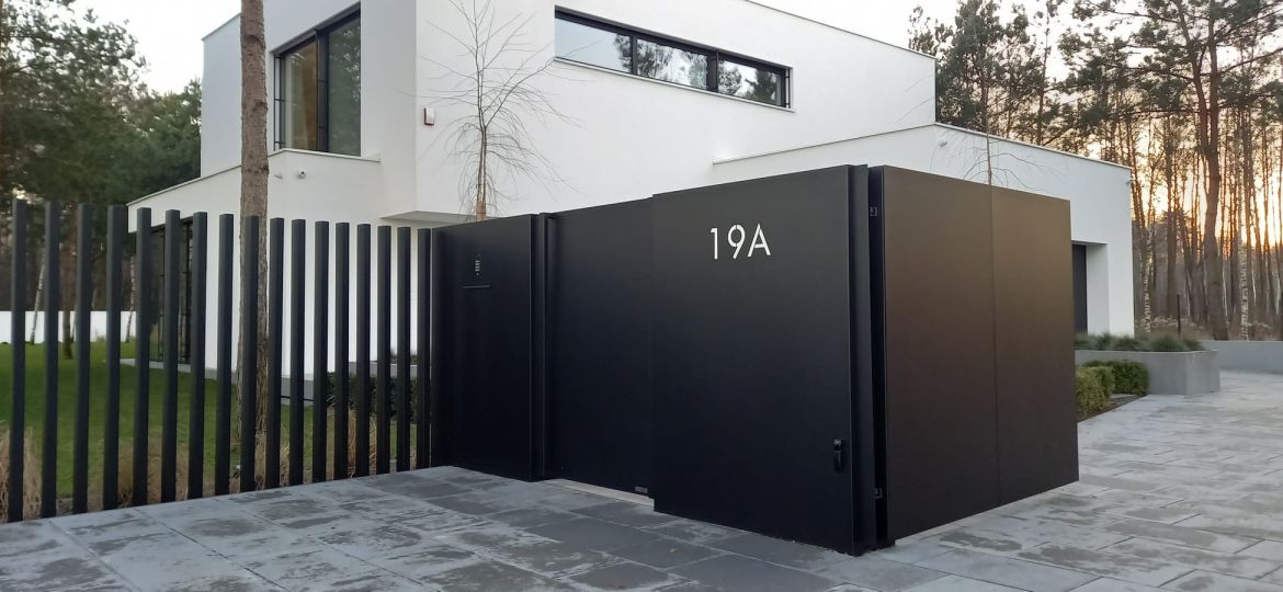 Ogrodzenie aluminiowe zamontowane w Warszawie - Pionowe ogrodzenie w połączeniu z ogrodzeniem z pełnej blachy