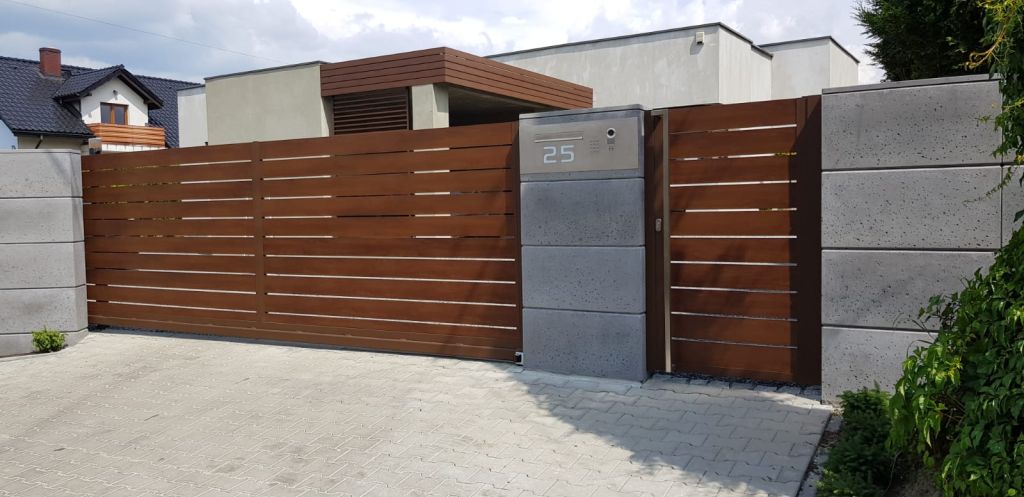 bloczki z betonu architektonicznego i aluminiowe ogrodzenie