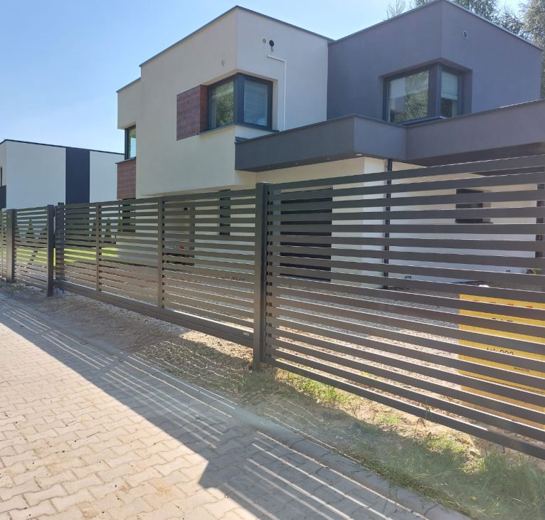 Ogrodzenie aluminiowe montaż na systemowych słupach: brama przesuwna, furtka i przęsła na tle osiedla domów jednorodzinnych w Katowicach