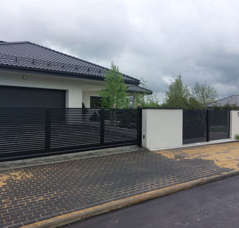 Nowoczesne aluminiowe ogrodzenie brama, furtka, przęsła kolor czarny - realizacja Katowice