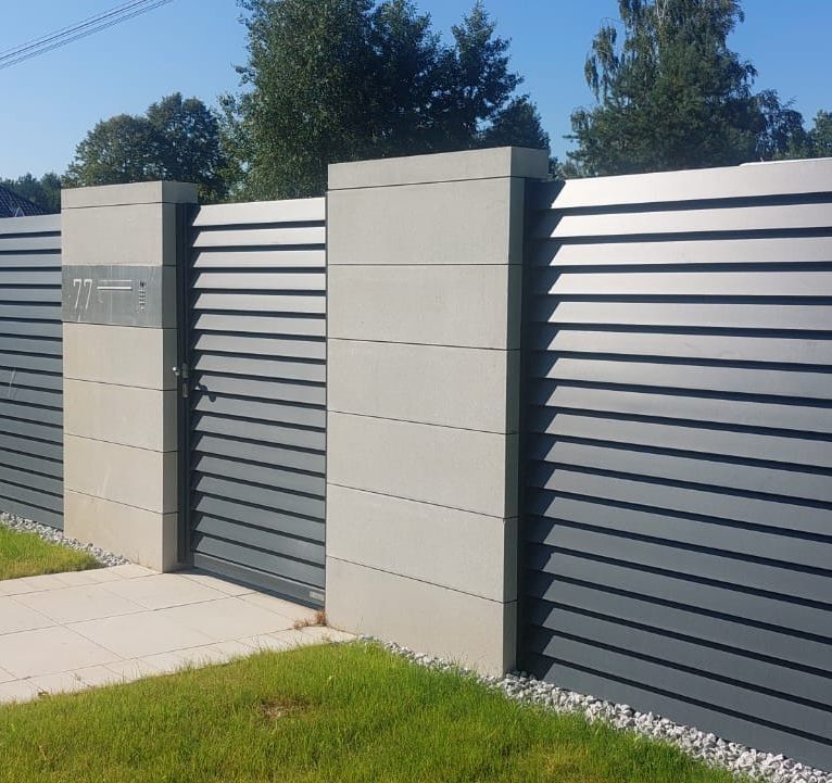 Frontowe nowoczesne ogrodzenie aluminiowe - żaluzja, kolor antracyt 7016 RAL, montaż do murków Joniec, realizacja na Śląsku
