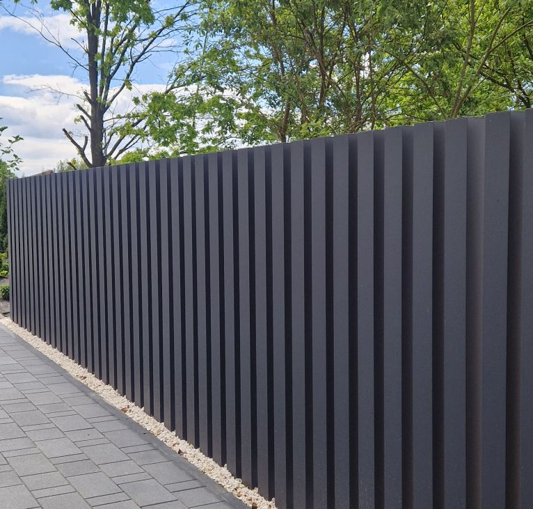 Nowoczesne ogrodzenie pionowe - aluminiowe tralki