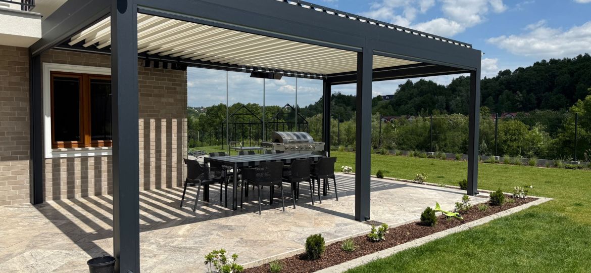 Nowoczesne pergola ogrodowa z lamelowym dachem.