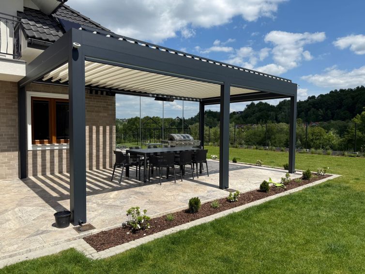 Nowoczesne pergola ogrodowa z lamelowym dachem.